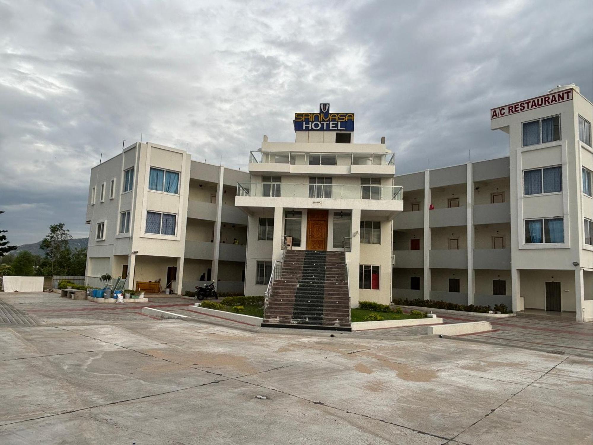 Srinivasa Hotel Tirupati Exterior photo